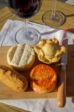 Portekiz yemeği, morina balığı kroket pastais de bacalhau, tavuk turtası, keçi, koyun, kırmızı biberden yapılmış inek peyniri, Portekiz yapımı.