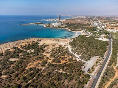 Kıbrıs 'ın Ayia Napa plajı yakınlarındaki Akdeniz' de mavi kristal berrak su üzerindeki hava panoramik manzarası. Deniz tatili.