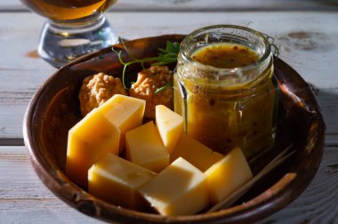 Peynir tatma, küçük Hollanda sert peyniri parçaları ve ev yapımı dereotu soslu kase.