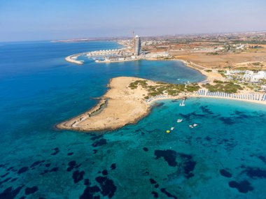 Kıbrıs 'ın Ayia Napa plajı yakınlarındaki Akdeniz' de mavi kristal berrak su üzerindeki hava panoramik manzarası. Deniz tatili.