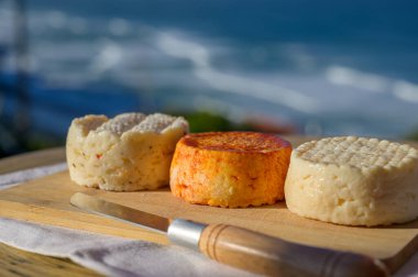Çeşitli keçi, koyun, paprikadan yapılmış inek peyniri, Portekiz 'de açık havada servis edilen otlar.