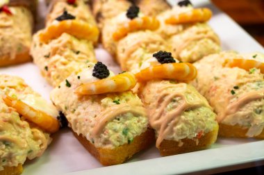 Bask ülkesinin tipik mini burgerleri, pinkotlar, farklı balık ve deniz ürünleri içeren küçük bir parça ekmek, San-Sebastian veya Bilbao, İspanya 'da barda servis edilir.