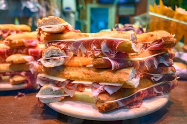 İspanyol sokak yemeği, taze pişmiş baget ekmeği dilimlenmiş İberya jamonu, yakın plan Bocadillo.