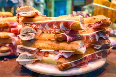 İspanyol sokak yemeği, taze pişmiş baget ekmeği dilimlenmiş İberya jamonu, yakın plan Bocadillo.