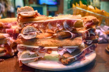 İspanyol sokak yemeği, taze pişmiş baget ekmeği dilimlenmiş İberya jamonu, yakın plan Bocadillo.