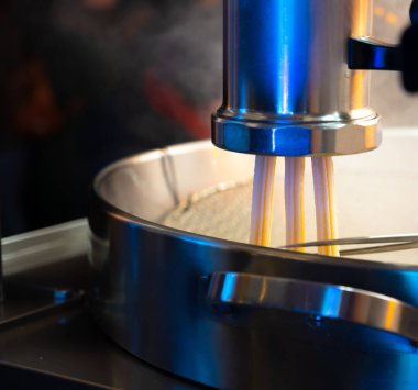 İspanya Bilbao 'daki Noel pazarında tatlı İspanyol tatlısı yapmak için kullanılan makine.