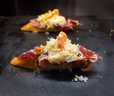 Bask ülkesinin tipik aperatifleri, pinkotlar, yumurta, jambon ve çeşitli malzemelerle birlikte küçük bir parça ekmek, San-Sebastian veya Bilbao, İspanya 'da barda servis edilir.