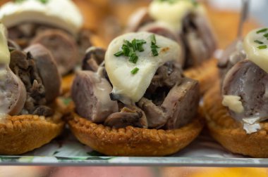 Fransız mini kiş turtası, keçi peyniri ve geleneksel Fransız sosisi. Fırında Troyes 'den Andouillette.