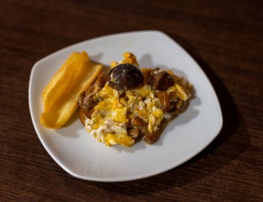 Ev yapımı çırpılmış yumurta ve orman mantarı, yakın plan.