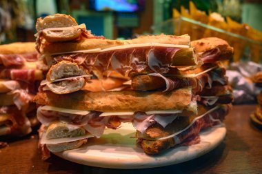 İspanyol sokak yemeği, taze pişmiş baget ekmeği dilimlenmiş İberya jamonu, yakın plan Bocadillo.