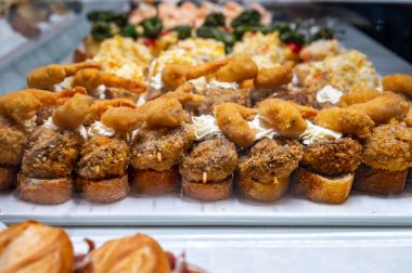 Bask ülkesinin tipik aperatifleri, pinkholar veya pinktolar, farklı balık ve deniz ürünleri içeren küçük bir parça ekmek, San-Sebastian veya Bilbao, İspanya 'da barda servis edilir.