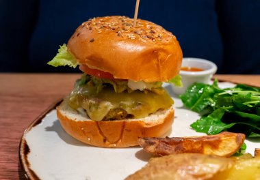 Organik vejetaryen burger, sebzeli tavuk burger, vejetaryen peynir, yeşil marul ve fırında patates.