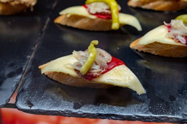 Bask ülkesinin tipik aperatifleri, pinkholar veya pinktolar, farklı balık ve deniz ürünleri içeren küçük bir parça ekmek, San-Sebastian veya Bilbao, İspanya 'da barda servis edilir.