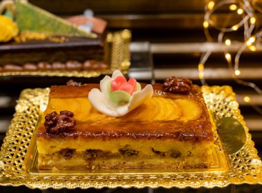 Lezzetli taze fırınlanmış renkli pastalar, kremalı turtalar ve meyveler Bilbao, Bask Bölgesi, İspanya 'daki ziyafet fırınında sergileniyor.