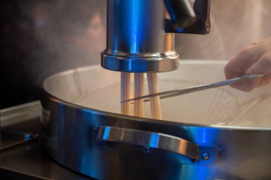 İspanya Bilbao 'daki Noel pazarında tatlı İspanyol tatlısı yapmak için kullanılan makine.