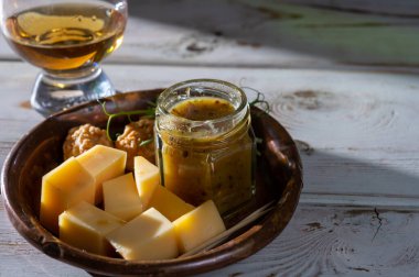 Peynir tatma, küçük Hollanda sert peyniri parçaları ve ev yapımı dereotu soslu kase.