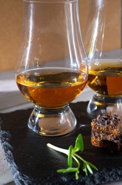 İskoç viskisi ve karışık viski İskoçya 'da damıtma, içecek ve yiyecek eşleşmesi.