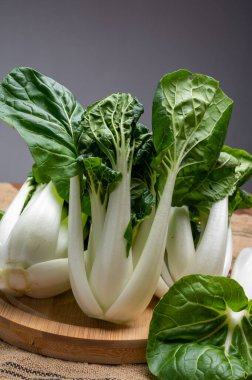 Genç taze organik bok choy veya bak choi Çin lahanası pişirmeye hazır