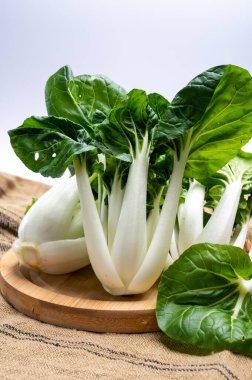 Genç taze organik bok choy veya bak choi Çin lahanası pişirmeye hazır
