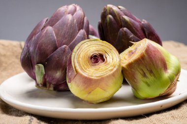 Çiğ taze mor Romanesco enginar kafaları sebze kafaları ve pişirmeye hazır haplanmış kalpler.