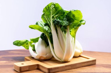 Genç taze organik bok choy veya bak choi Çin lahanası pişirmeye hazır