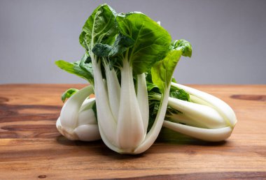 Genç taze organik bok choy veya bak choi Çin lahanası pişirmeye hazır