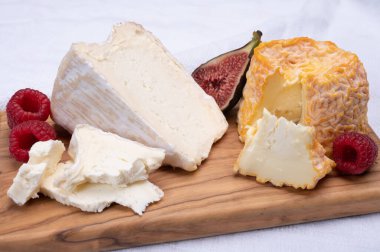 Fransız yumuşak peyniri, Delice de Bourgogne Fransız inek sütü peyniri Burgundy bölgesinden ve ahududu ve incirle servis edilen sarı langres peyniri.