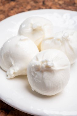 Puglia 'dan taze el yapımı İtalyan peyniri yemek, beyaz burrata topları veya mozzarella ve kremadan yapılmış burratina peyniri yemek.