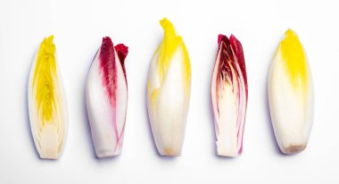 Taze organik Belçika endivi veya acı yeşil ve kırmızı hindiba marulu beyaz arka planda izole edilmiş.