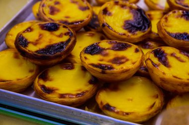 Portekiz 'in geleneksel tatlı tatlısı Pastel de nata yumurta kremalı tart pastası Portekiz' in Lizbon bölgesindeki fırında sergilenmektedir.