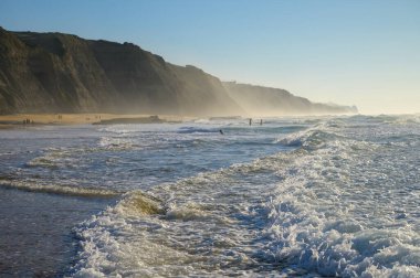 Atlantik Okyanusu 'ndaki Magoito Sahili, Sintra Sahili' ndeki güzel kumlu plaj, Lizbon Bölgesi, Portekiz, Sintra-Cascais Doğal Parkı 'nın doğal ilgi noktaları.