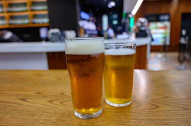 Taze bira ya da IPA birası, kapalı kafede servis edilen cam bardaktır. Kapalı kapılar ardında, yarım litre bira.