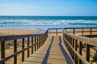 Atlantik Okyanusu 'ndaki Magoito Sahili, Sintra Sahili' ndeki güzel kumlu plaj, Lizbon Bölgesi, Portekiz, Sintra-Cascais Doğal Parkı 'nın doğal ilgi noktaları.