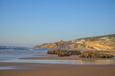 Atlantik Okyanusu 'ndaki Magoito Sahili, Sintra kıyısındaki güzel kumlu sahil gelgit sırasında, Lizbon bölgesi, Portekiz, Sintra-Cascais Doğal Parkı' nın doğal ilgi noktaları.
