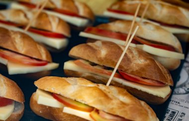 Bask ülkesinin tipik mini burgerleri, pinkholar veya pinktolar, farklı malzemelerle küçük bir parça ekmek, San-Sebastian veya Bilbao, İspanya 'da bir barda servis edilir.