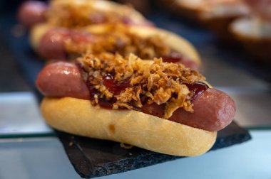 Bask ülkesinin tipik mini burgerleri, pinkholar veya pinktolar, farklı malzemelerle küçük bir parça ekmek, San-Sebastian veya Bilbao, İspanya 'da bir barda servis edilir.