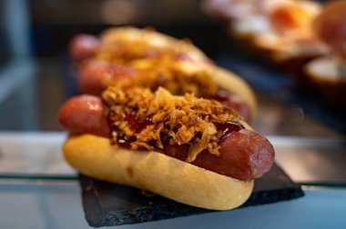 Bask ülkesinin tipik mini burgerleri, pinkholar veya pinktolar, farklı malzemelerle küçük bir parça ekmek, San-Sebastian veya Bilbao, İspanya 'da bir barda servis edilir.