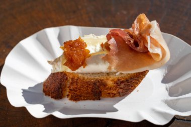 Bask ülkesinin tipik mini burgerleri, pinkholar veya pinktolar, farklı malzemelerle küçük bir parça ekmek, San-Sebastian veya Bilbao, İspanya 'da bir barda servis edilir.