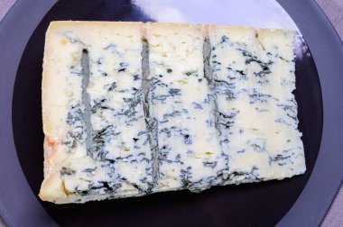 İtalyan yemeği, tereyağı veya sert mavi peynir Gorgonzola, Milan, İtalya 'da inek sütünden yapılır.