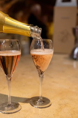 Şampanya, Fransa 'daki karanlık yeraltı mağaralarında geleneksel yöntemlerle üretilen gül şampanyası köpüklü şarabı tatmak.