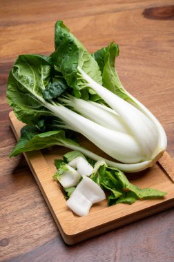 Genç taze organik bok choy veya bak choi Çin lahanası pişirmeye hazır
