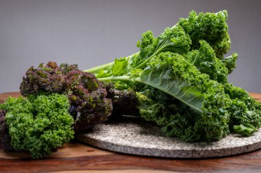 Kışın taze sebze yeşili lahana yaprakları.