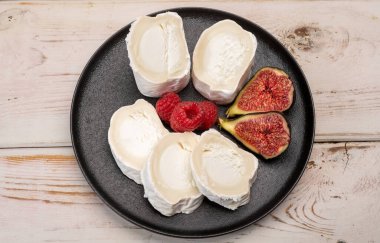 Fransız organik beyaz keçi peyniri, beyaz küf ve taze ahududu ve incir ile servis edilir.