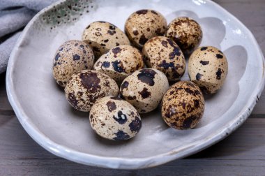 Taze benekli keklik ya da bıldırcın yumurtası pişmemiş.