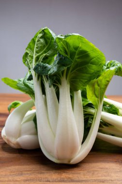 Genç taze organik bok choy veya bak choi Çin lahanası pişirmeye hazır