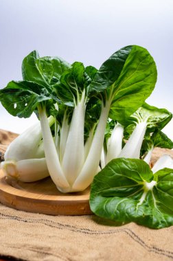 Genç taze organik bok choy veya bak choi Çin lahanası pişirmeye hazır