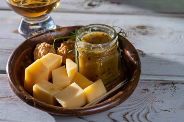 Peynir tatma, küçük Hollanda sert peyniri parçaları ve ev yapımı dereotu soslu kase.