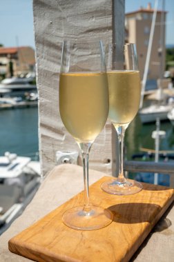Yaz partisi, Fransız brut şampanyası içmek yatta şarap içmek Saint-Tropez yakınlarındaki Port Grimaud limanında, Fransız Riviera tatili, Fransa