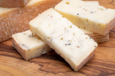 İtalyan peynir koleksiyonu, siyah mantarlı sarı taleggio peyniri.