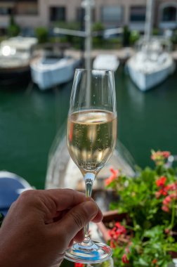 Yeni yıl partisi, Fransız brut şampanyası içmek yatta şarap içmek Saint-Tropez yakınlarındaki Port Grimaud limanında, Fransız Riviera tatili, Fransa